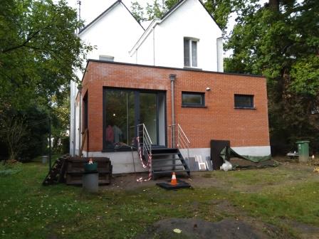 De afgewerkte uitbouw aan de achtergevel De afgewerkte uitbouw aan de achtergevel