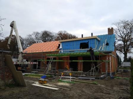 Ook de dakkapel aan de achterzijde begint al vorm te krijgen