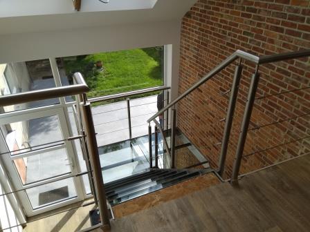 De inox-trap met glazen traptreden is een echte blikvanger De inox-trap met glazen traptreden is een echte blikvanger
