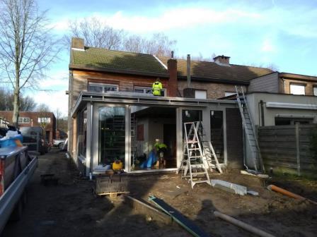 De montage van de veranda is volop bezig De montage van de veranda is volop bezig