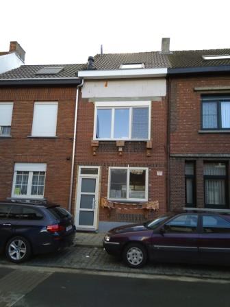 De voordeur is (eindelijk) geplaatst De voordeur is (eindelijk) geplaatst